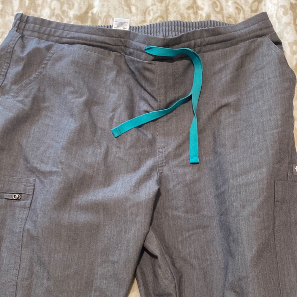 Figs Yola in gray